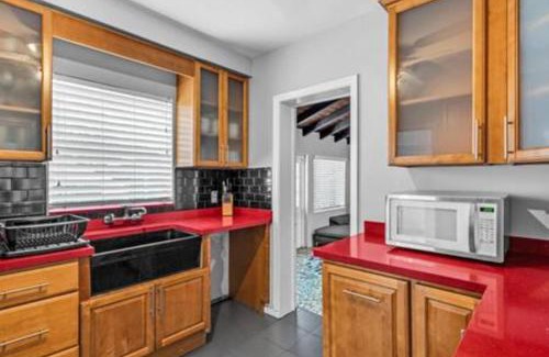 Miami Shores Apartment | 427 NE 107th Studio · 6BR 3BA 7 Beds Pool Parking 2 Kitchen