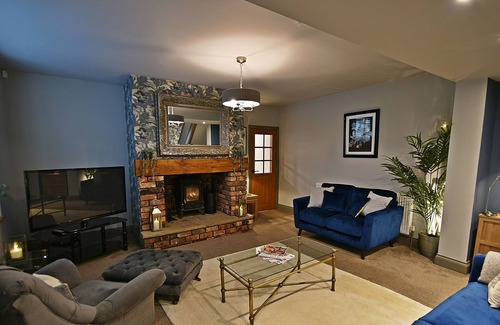 Clitheroe Cottage | 43 WADDOW VIEW, family friendly, with open fire in Clitheroe