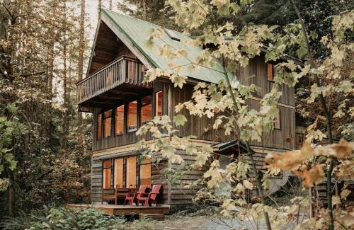 Glacier House | 43SL - Hot Tub - Pets Ok - BBQ - WiFi cabin