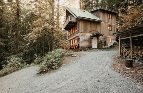 Glacier House | 43SL - Hot Tub - Pets Ok - BBQ - WiFi cabin