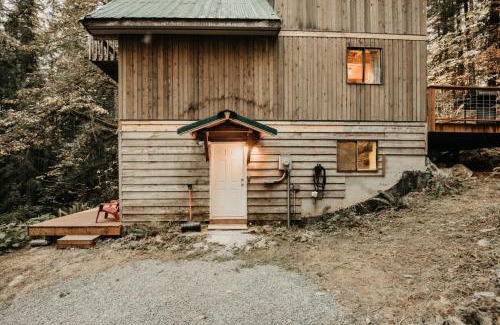 Glacier House | 43SL - Hot Tub - Pets Ok - BBQ - WiFi cabin