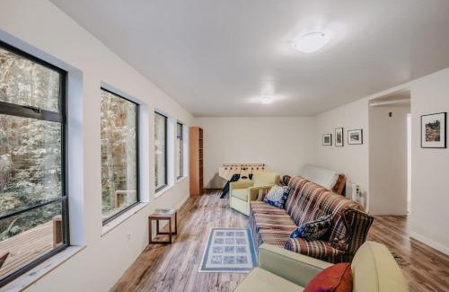 Glacier House | 43SL - Hot Tub - Pets Ok - BBQ - WiFi cabin