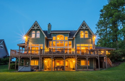 Waterfront Greens House | 444 m² House ∙ 8 bedrooms ∙ 26 guests