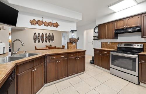 Waikoloa House | 448 Sleeps 13, pool and amenities