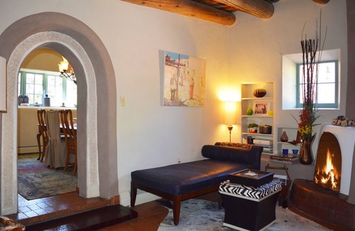 Taos House | “44a - Orchard Pommerale” is a treasure for relaxation with southwest charm