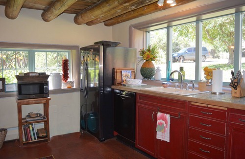 Taos House | “44a - Orchard Pommerale” is a treasure for relaxation with southwest charm