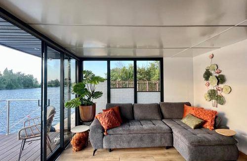 Baambrugse Zuwe Boat Rental | 45 m² Houseboat ∙ 2 bedrooms ∙ 6 guests