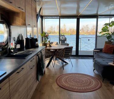 Baambrugse Zuwe Boat Rental | 45 m² Houseboat ∙ 2 bedrooms ∙ 6 guests