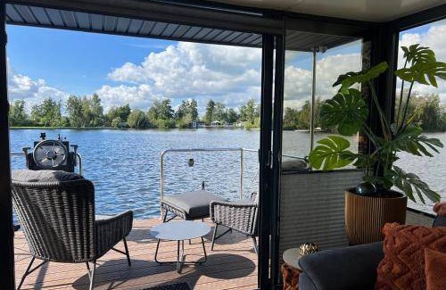Baambrugse Zuwe Boat Rental | 45 m² Houseboat ∙ 2 bedrooms ∙ 6 guests