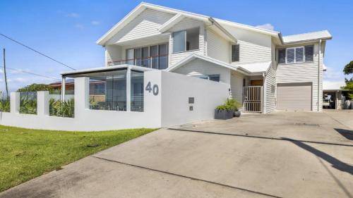 Woolgoolga House | 450 m² House ∙ 5 bedrooms ∙ 10 guests