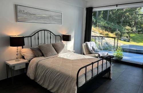 Bowen Island Villa | 450 m² Villa ∙ 3 bedrooms ∙ 6 guests