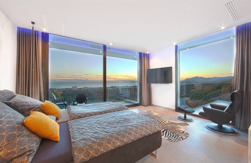 Marbella Villa | 450 m² Villa ∙ 4 bedrooms ∙ 7 guests