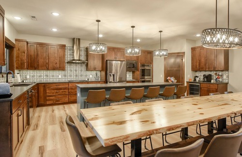 Lead Cabin | 4500 Sq. Ft Spacious Lodge, 7 Person Hot Tub, 3 En-suites Walk to Clubhouse!