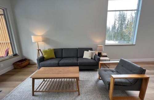 East Kootenay Apartment | 4595 Alpine Way by StayIn