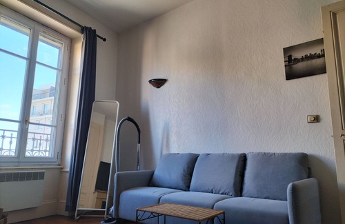 Leon Blum - Bon Coin Apartment | 45m² Metro Centre Lyon 100m away Fitted kitchen Wifi Netflix