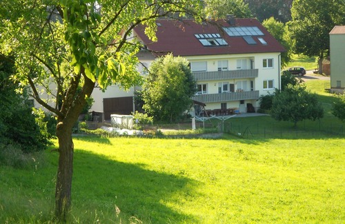 Absberg Apartment | 45qm große Ferienwohnung mit Balkon & Panoramablick