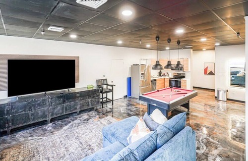 North Oakland Apartment | 461 Melwood Suites Unit 101 2Bed/2Bath