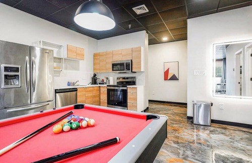 North Oakland Apartment | 461 Melwood Suites Unit 101 2Bed/2Bath