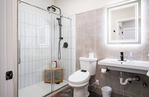 North Oakland Apartment | 461 Melwood Suites Unit 101 2Bed/2Bath
