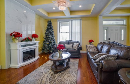 Connellsville House | 464 m² House ∙ 6 bedrooms ∙ 14 guests