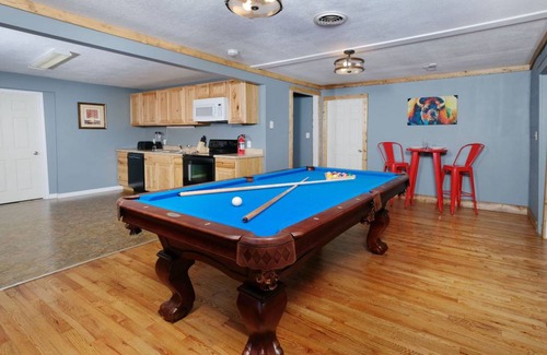 Gatlinburg Cabin | 465 m² Cabin ∙ 5 bedrooms ∙ 50 guests