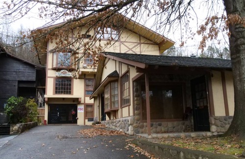 Gatlinburg Cabin | 465 m² Cabin ∙ 5 bedrooms ∙ 50 guests