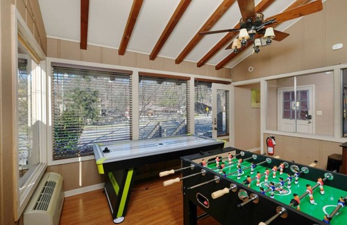 Gatlinburg Cabin | 465 m² Cabin ∙ 5 bedrooms ∙ 50 guests
