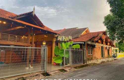 Parit Raja House | 480 m² House ∙ 4 bedrooms ∙ 15 guests