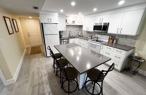 Crescent Beach Condo | $480 Weekly- $1700 Monthly Fall Special