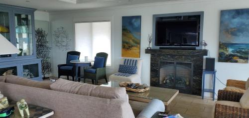 San Simeon House | 4812 Windsor Bl.