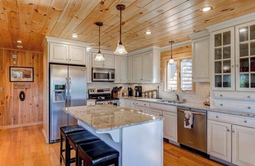Whitefield House | 489O Beautiful modern log home on 17 acres close to skiing, private, views, fire pit, Ping Pong, AC!