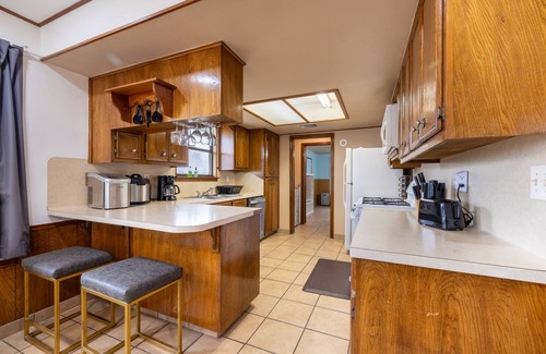 Windy Terrace House | 4b2b CozyBeautiful quiet newly renovated family home, shady yards
