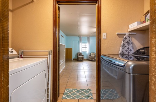 Windy Terrace House | 4b2b CozyBeautiful quiet newly renovated family home, shady yards