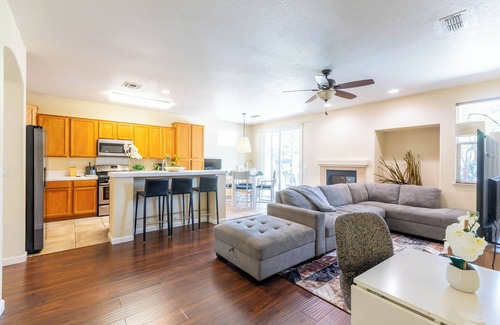 Elk Grove House | 4BD/2BA-For 10-Large Relaxing Backyard