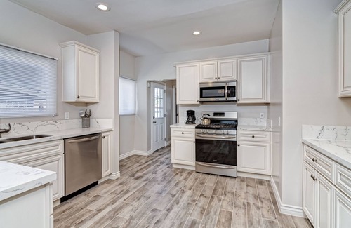 Logan Heights House | 4bd/2bth private parking, 8 min to Gaslamp, Zoo