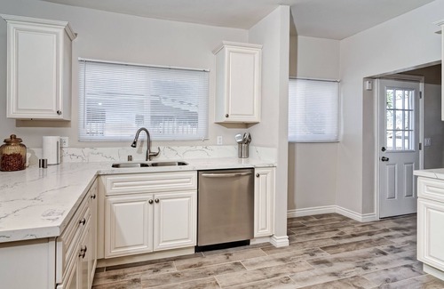 Logan Heights House | 4bd/2bth private parking, 8 min to Gaslamp, Zoo