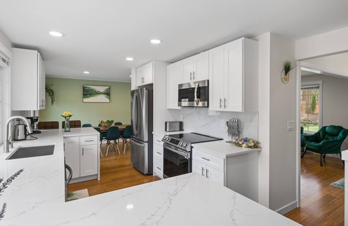 Kingsgate House | 4BD/3BA Abode w Hot tub and Sauna NEW