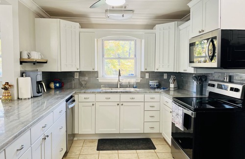 Dadeville House | 4BD 4BA 2 King Suites, Nursery, Kayaks, Lilypad, Pool Table, Foosball, AirHockey
