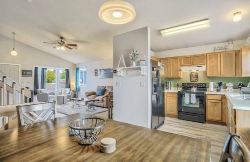 Security-Widefield House | 4BD Quiet Suburbs Near Fort Carson