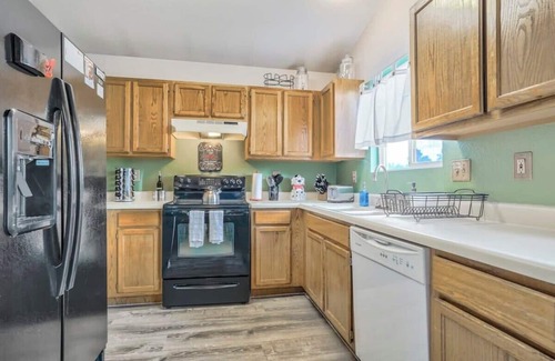 Security-Widefield House | 4BD Quiet Suburbs Near Fort Carson