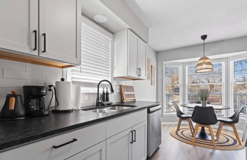 Lenexa House | 4Bdr|2.5Bth|Modrn Lvng|Grt Location