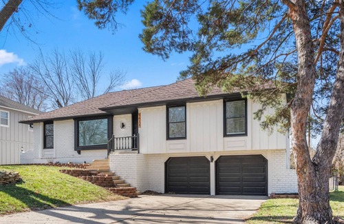 Lenexa House | 4Bdr|2.5Bth|Modrn Lvng|Grt Location