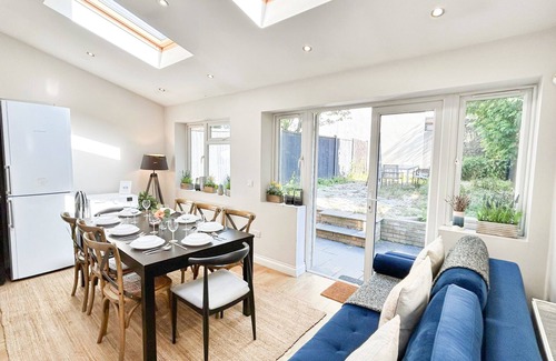 West Hampstead House | 4BDR Kilburn Flat near Hampstead Heath, Abbey Road