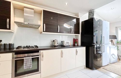 West Hampstead House | 4BDR Kilburn Flat near Hampstead Heath, Abbey Road