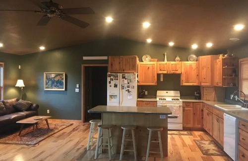 Newcastle House | 4bdr with a Beautiful Mountain View while relaxing in a Jacuzzi