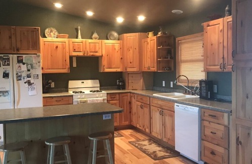 Newcastle House | 4bdr with a Beautiful Mountain View while relaxing in a Jacuzzi
