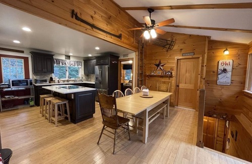 Wilmington House | 4bdrmHouse-DogFriendly-HotTub-FirePlace-PokerTable-10 min to Mt Snow