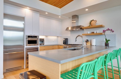 Hood River House | 4Bed/3 Bath Modern, high-end townhome, river view, 1 block to downtown