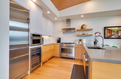 Hood River House | 4Bed/3 Bath Modern, high-end townhome, river view, 1 block to downtown
