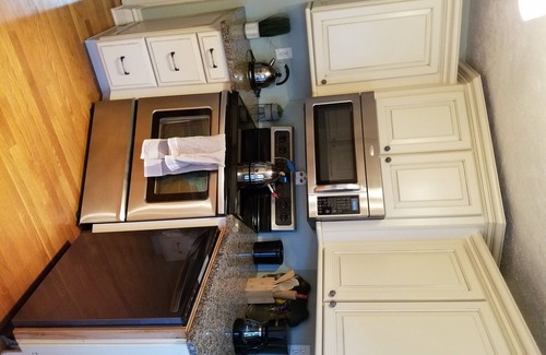 Ashland House | 4Bed/3Bath GREYSTONE COTTAGE